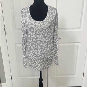 Old Navy White and Gray leopard print top size large 08-24